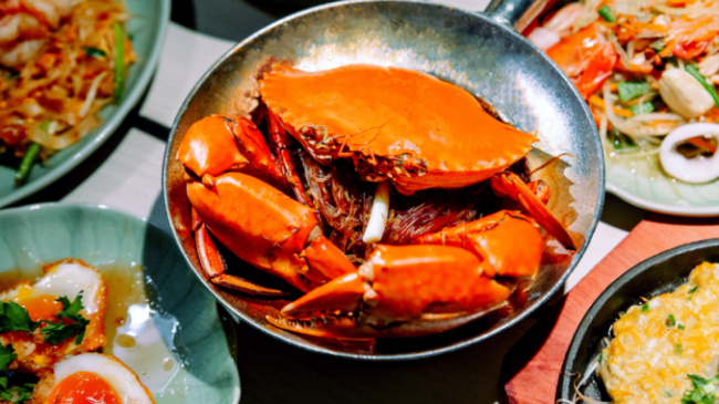crayfish soup, hanoi, poached eggs with tamarind sauce, salmon salad with lotus root, thai cuisine, thai delicacies, thai restaurant in hanoi, thai delicacies at som tum thai restaurant in hanoi