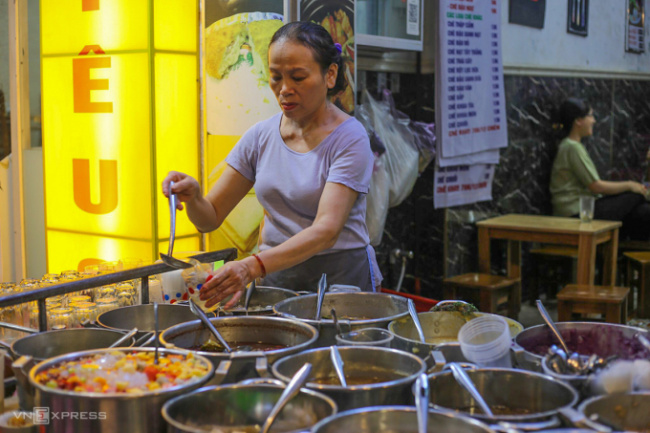 foreign tourists, hue cuisine, hue tea, hue tourism, thua thien hue, the sweet soup shop is famous for its roasted pork powder