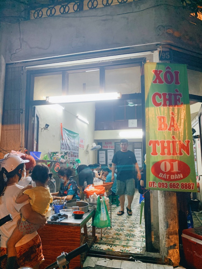 ba thin tea, crowded, food, old town center, sweet soup, tea shop, how is the famous sweet soup shop on bat dan street, nearly a century old, now?