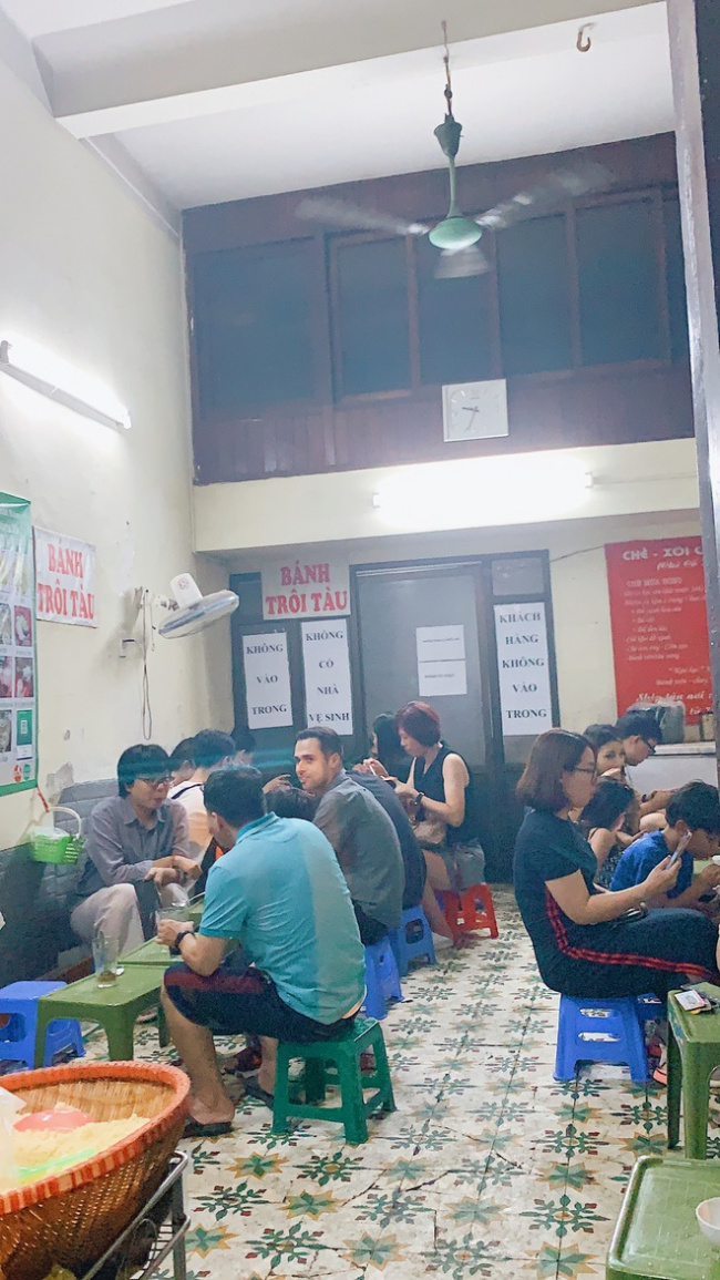 ba thin tea, crowded, food, old town center, sweet soup, tea shop, how is the famous sweet soup shop on bat dan street, nearly a century old, now?
