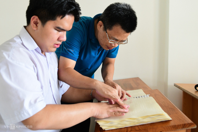 blind people, braille, teacher, tp hcm, making braille textbooks for visually impaired students