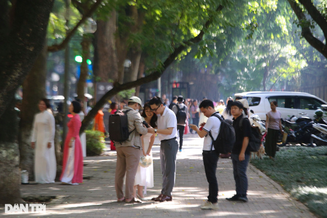 fall, hanoi, phan dinh phung street, sunny, crowded of people “hunting the sun” in the autumn on phan dinh phung street