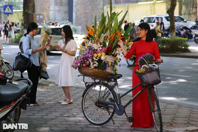 fall, hanoi, phan dinh phung street, sunny, crowded of people “hunting the sun” in the autumn on phan dinh phung street