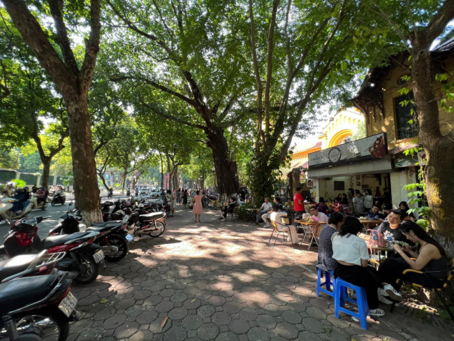 hanoi, hanoi autumn, traveling hanoi, hanoians flock to the streets to enjoy the autumn weather