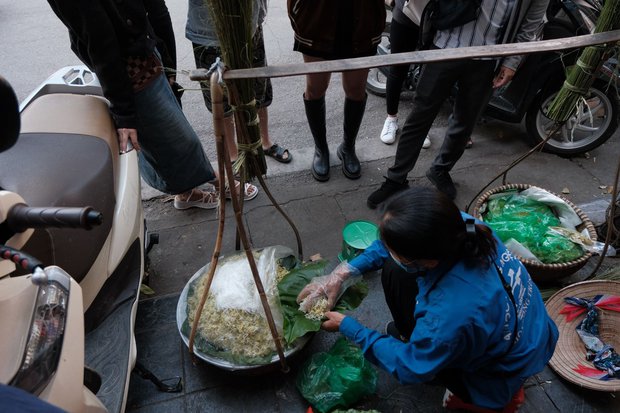 hanoi, queue to buy sticky rice, queuing up to buy sticky rice nuggets to sip: the autumn trend is making hanoi’s young people fall in love