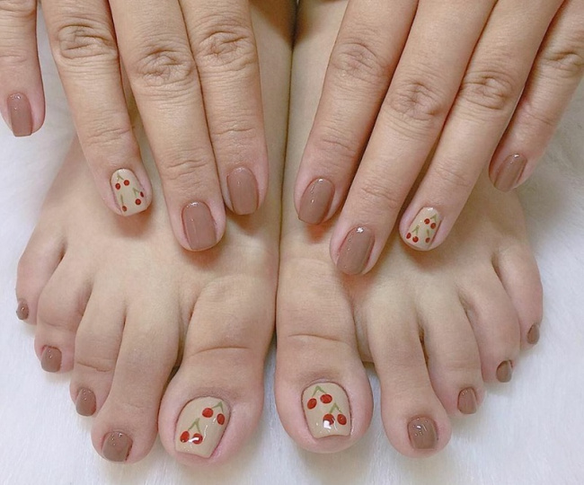 Top 15 mẫu nail sơn móng chân màu đỏ mận quyến rũ giúp tôn da
