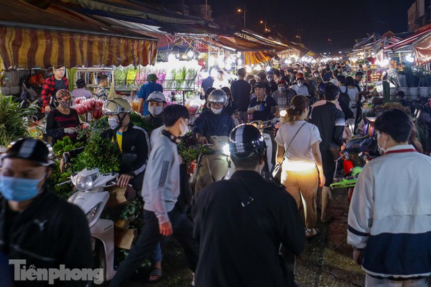 busy, flower market, holiday, october 20, the largest night flower market in hanoi is crowded with customers before october 20