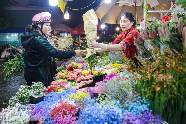 busy, flower market, holiday, october 20, the largest night flower market in hanoi is crowded with customers before october 20