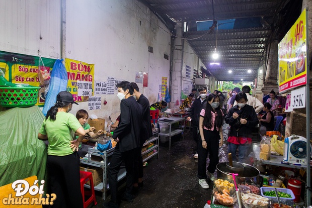 city center, commercial centers, foreigners, office people, places to eat, side dishes, two ladies, from time to time stop by alley 76 hai ba trung, a famous super cheap dining place in the heart of district 1