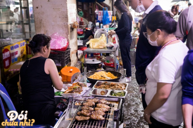 city center, commercial centers, foreigners, office people, places to eat, side dishes, two ladies, from time to time stop by alley 76 hai ba trung, a famous super cheap dining place in the heart of district 1