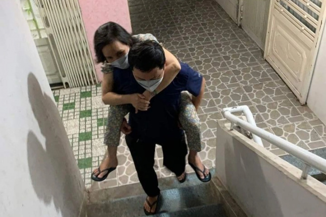 carry wife, dialysis, love, vietnamese women, teacher for 4 years carrying his wife on dialysis: “no matter what, dad won’t let go of my mother”