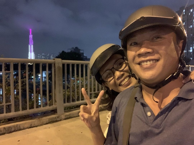 carry wife, dialysis, love, vietnamese women, teacher for 4 years carrying his wife on dialysis: “no matter what, dad won’t let go of my mother”