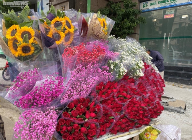 chrysanthemum, dong da district, flower shop, sold out, tens of millions of dong, woman, roaming around hanoi, carrying flowers selling tens of millions of dong every day on the occasion of october 20