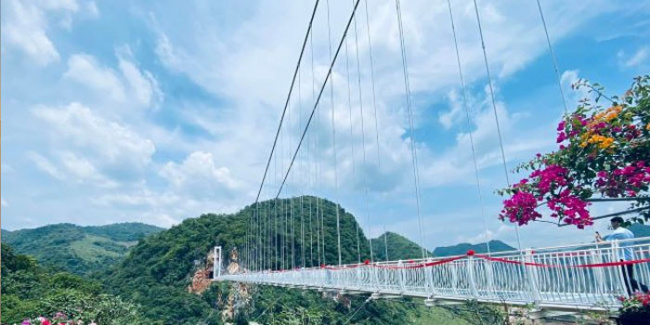 khám phá cầu kính bạch long - cây cầu đi bộ dài nhất thế giới ở mộc châu