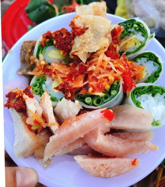 food, specialties, the capital, wet cakes, royal dishes are sold at affordable prices and are irresistible in the ancient capital of hue