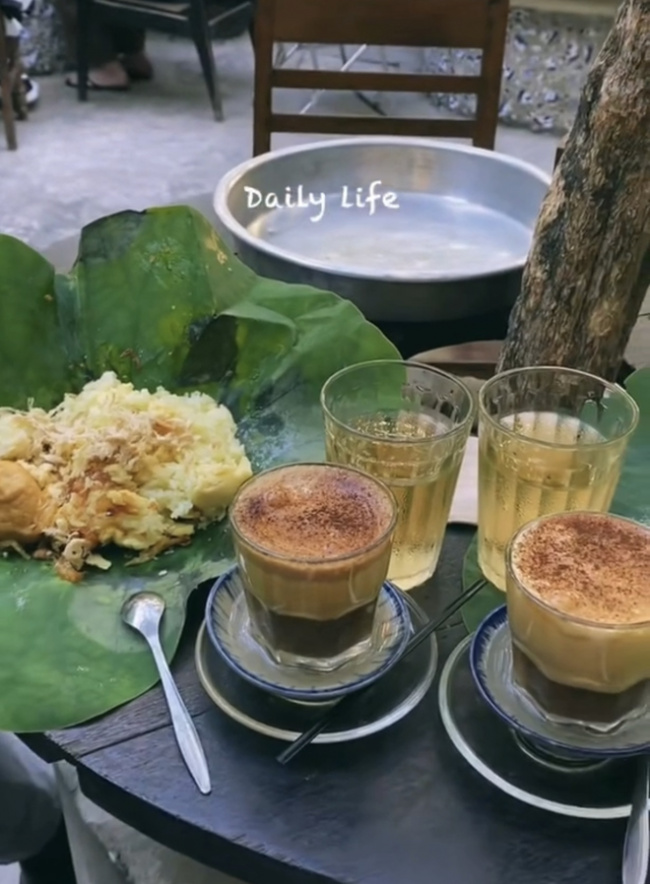autumn, autumn in hanoi, carrying street vendors, drinking coffee, queuing to buy sticky rice, experience the “fever” hanoi autumn in ho chi minh city: young people invite each other to buy sticky rice and go to a cafe to sip