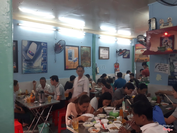 restaurant, saigon, attending a series of high-priced sidewalk restaurants, but still crowded with customers to eat in ho chi minh city
