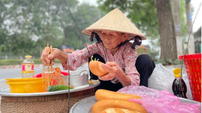 vietnamese people, woman, the old woman sells bread and meat for 0,2$ to the poor
