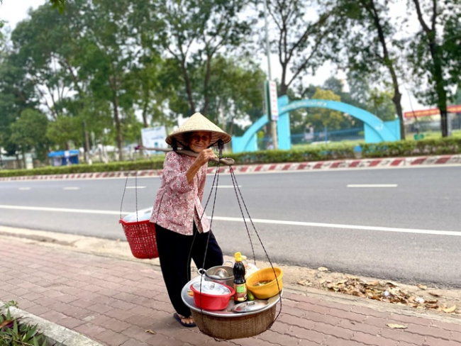 vietnamese people, woman, the old woman sells bread and meat for 0,2$ to the poor