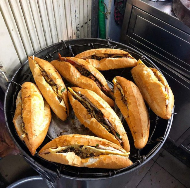 bread, foreign guests, foreign tourists, international media, opening hours, phan chu trinh, processing process, typical flavors, the “queen” bakery in hoi an is praised by many foreign guests as the best in the world