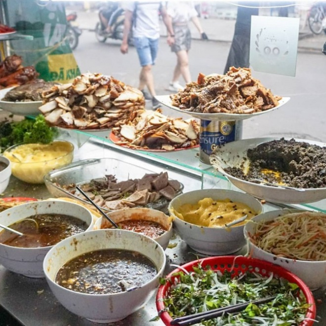 bread, foreign guests, foreign tourists, international media, opening hours, phan chu trinh, processing process, typical flavors, the “queen” bakery in hoi an is praised by many foreign guests as the best in the world