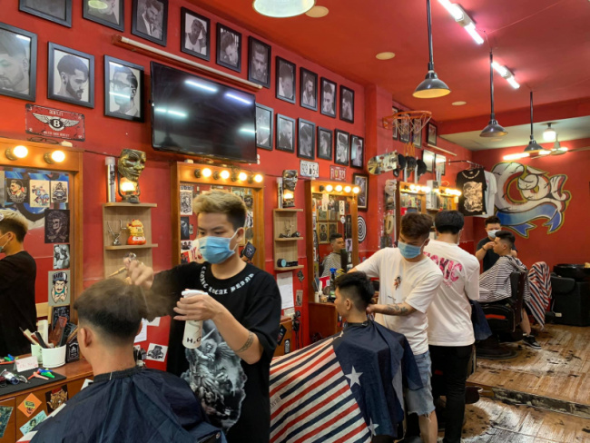Hãy đến với tiệm cắt tóc nam đẹp tại Quận Bình Tân để trải nghiệm các dịch vụ chuyên nghiệp và đầy chất lượng. Với đội ngũ chuyên gia tóc có kinh nghiệm, bạn sẽ được tư vấn và cắt tóc cho phù hợp với phong cách cá nhân, mang lại cho bạn diện mạo hoàn hảo và sáng tạo.