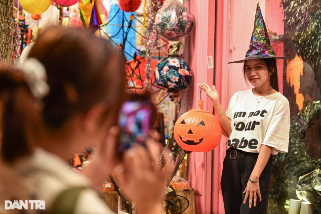 carnival, halloween, votive, walking street, the streets of hanoi are filled with people having fun, wearing horror costumes on halloween