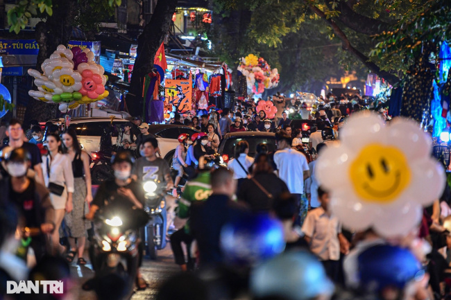 carnival, halloween, votive, walking street, the streets of hanoi are filled with people having fun, wearing horror costumes on halloween