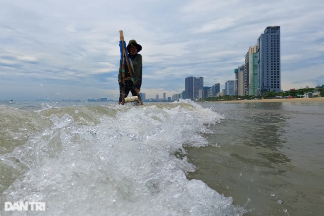 danang, old man, scratch clams, sea ​​pearls, following in the footsteps of the old fisherman, walking backward, pedaling the waves, filtering sand, and raking “sea pearls”