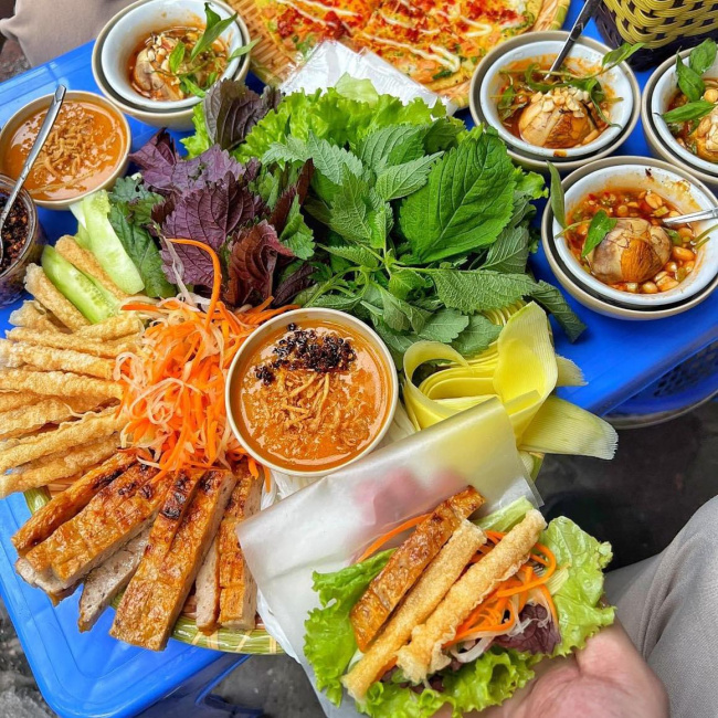 broken rice, chicken rice, grilled spring rolls, hanoi, hue beef vermicelli, vermicelli, floating around hanoi, enjoying 1001 specialty dishes from vietnam’s provinces and cities