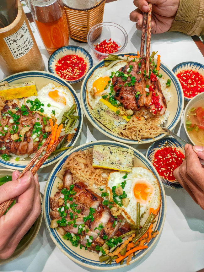 broken rice, chicken rice, grilled spring rolls, hanoi, hue beef vermicelli, vermicelli, floating around hanoi, enjoying 1001 specialty dishes from vietnam’s provinces and cities