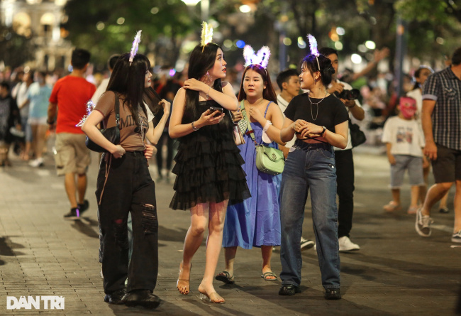 halloween, nguyen hue street, people&039;s council of ho chi minh city, young people in ho chi minh city dressed up as strange to play halloween early on nguyen hue street