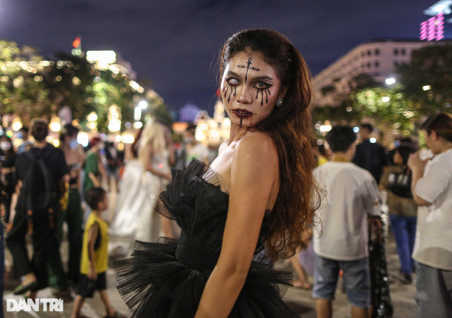 halloween, nguyen hue street, people&039;s council of ho chi minh city, young people in ho chi minh city dressed up as strange to play halloween early on nguyen hue street
