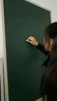 Cô giáo thể hiện tài năng vẽ phấn trên bảng