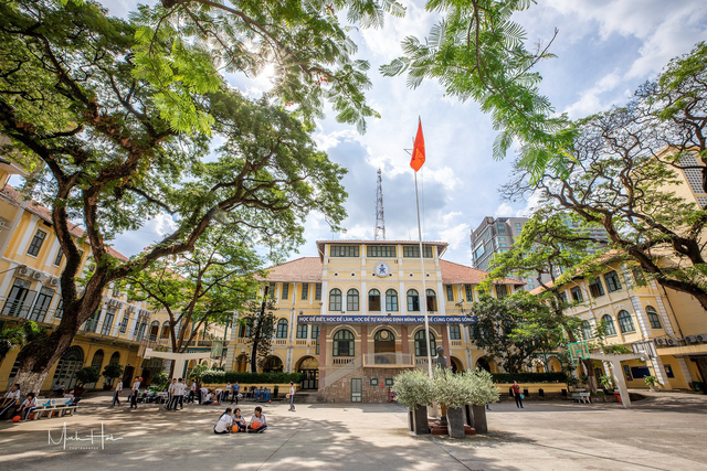 ho chi minh city, tran dai nghia high school for the gifted, there is a school that specializes in nearly 150 years of life: ancient architecture full of romance, if you want to come here, you must study very well!