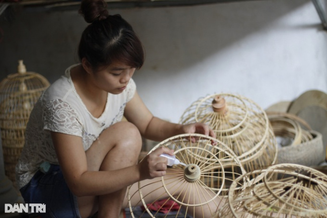 bird cage thief, canh hoach village, hanoi, majestic, the village “builds houses” for birds, produces 3000 pieces/day, and workers can’t finish their work