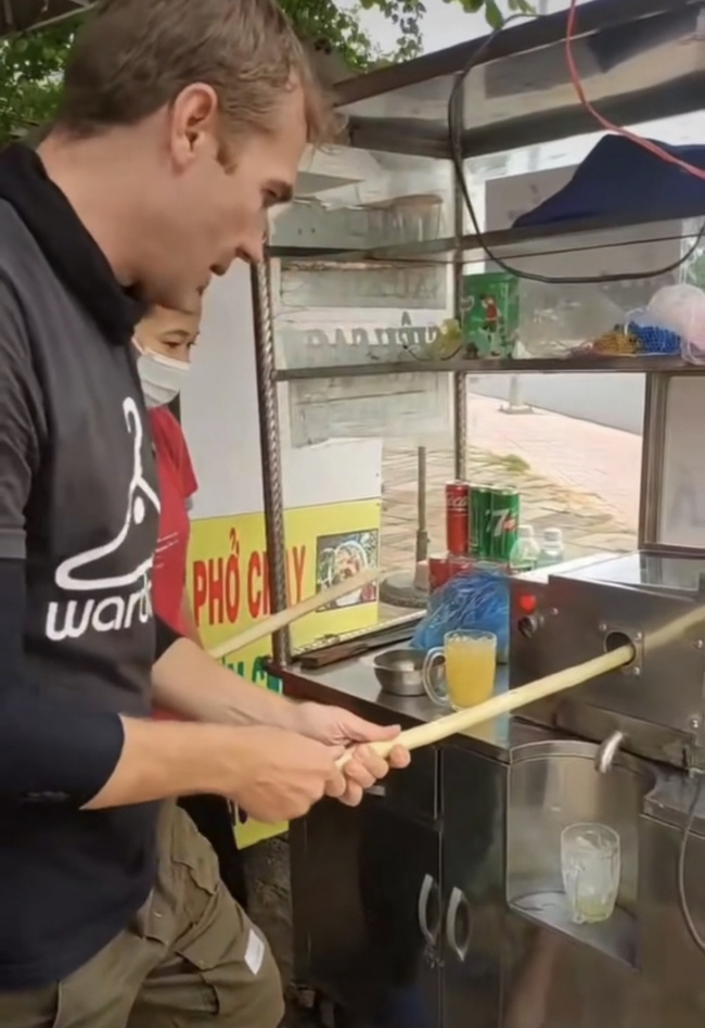 energy sources, foreign tourists, international tourists, special features, sugarcane juice, sugarcane juice machine, in addition to popular dishes, international tourists also enjoy the unique machine-pressed sugarcane juice in vietnam