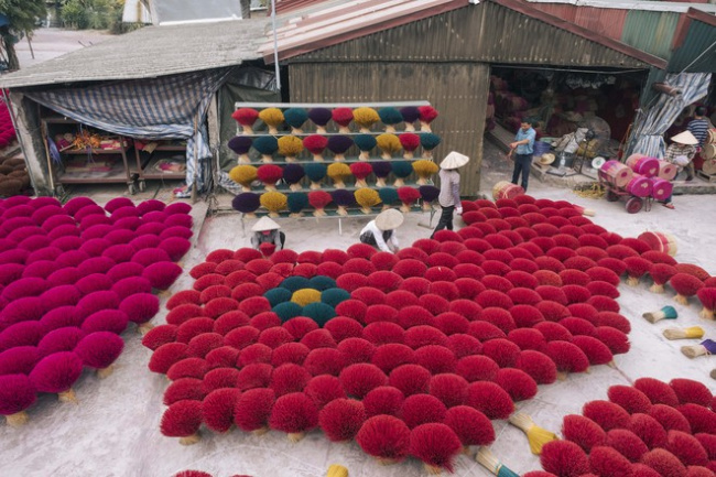 foreigners, hanoi heart, hanoi youth, huong village, international visitors, northern delta, quang phu cau, traditional culture, ung hoa district, hanoi’s young people invite each other to take photos in a 100-year-old incense village, as beautiful as hue