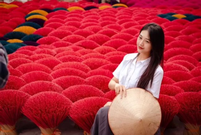 foreigners, hanoi heart, hanoi youth, huong village, international visitors, northern delta, quang phu cau, traditional culture, ung hoa district, hanoi’s young people invite each other to take photos in a 100-year-old incense village, as beautiful as hue