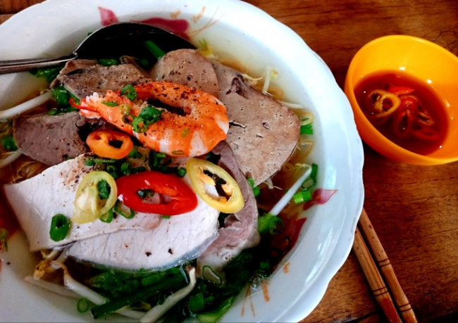 mrs. chanh&039;s noodle soup, saigon cuisine, ton that dam noodle soup, wheat noodles, hu tieu stall for more than 60 years in the middle of saigon