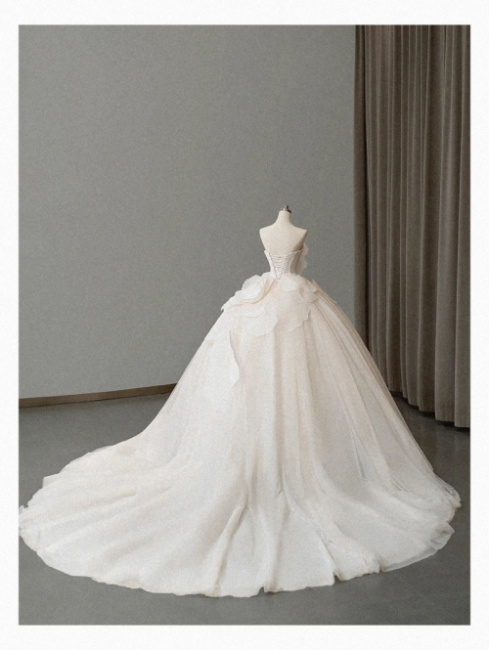 Những hình ảnh cô dâu mặc váy cưới đẹp nổi bật nhất