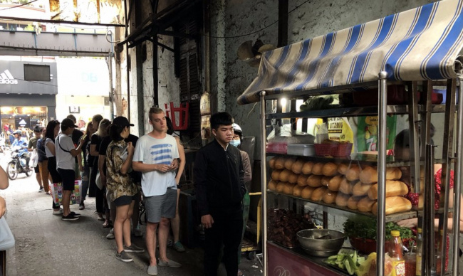 foreigners, kebabs, sandwiches, selling clothes, street food, the barbecue truck in district 1 has been honored by the american magazine, even foreign customers have to wait in line to buy