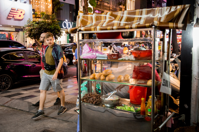 foreigners, kebabs, sandwiches, selling clothes, street food, the barbecue truck in district 1 has been honored by the american magazine, even foreign customers have to wait in line to buy