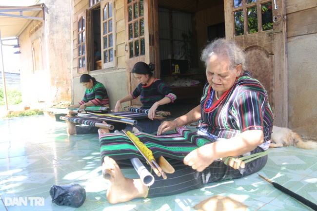 dak nong, ma people, weaving, three generations of ma people preserve the value of brocade in the central highlands