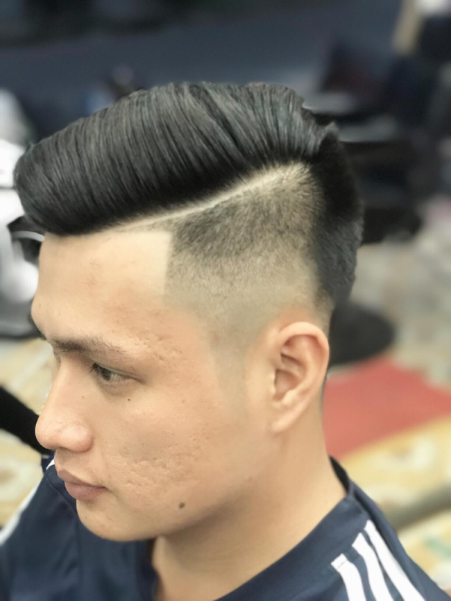 Nếu bạn đang tìm kiếm một salon cắt tóc nam đẳng cấp tại Đà Nẵng, thì chúng tôi là lựa chọn hoàn hảo cho bạn! Với không gian rộng rãi và hiện đại, chúng tôi cam kết mang đến cho bạn trải nghiệm cắt tóc cao cấp và đẳng cấp nhất.