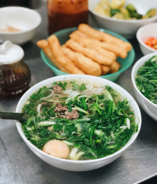 hanoi pho, street food, vietnamese street, popular dishes are extremely expensive in hanoi but still very attractive