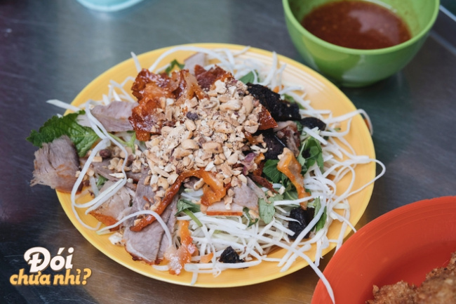 foreign tourists, hanoi cuisine, hanoi youth, make a mark, vietnam tourism, following in the footsteps of foreign tourists eating in hanoi: all the familiar dishes of hanoi’s youth