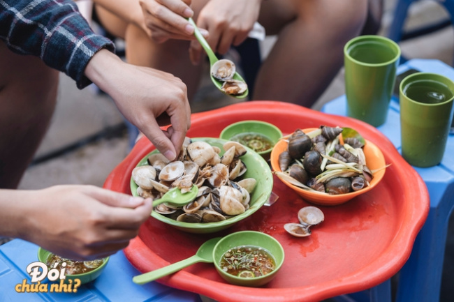 foreign tourists, hanoi cuisine, hanoi youth, make a mark, vietnam tourism, following in the footsteps of foreign tourists eating in hanoi: all the familiar dishes of hanoi’s youth
