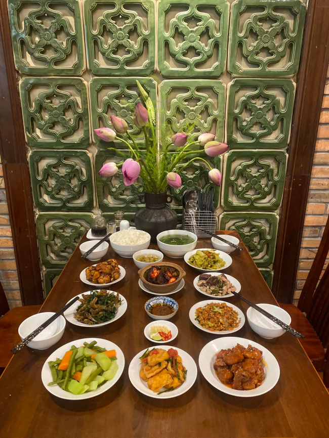 ancient villas, hanoi old quarter, hanoians, ly thuong kiet street, tourists, vietnamese rice shops in the heart of the old town are priced from affordable to high-end