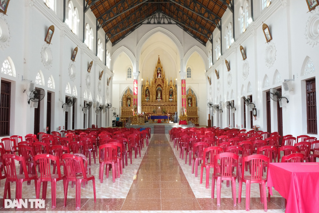 dragon island, quang ninh, sect of the dragon family, thanh lan island, admire the beautiful catholic church on thanh lan island